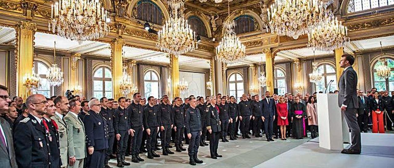 Emmanuel Macron preside el homenaje a los bomberos que participaron en el operativo de Notre Dame.