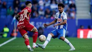 Omar El Hilali, señalado en varios goles recibidos por el Espanyol, trata de impedir el avance de Satriano ante el Getafe.