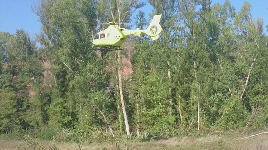 El helicóptero del 061, tras el rescate al herido. // GES Valdeorras