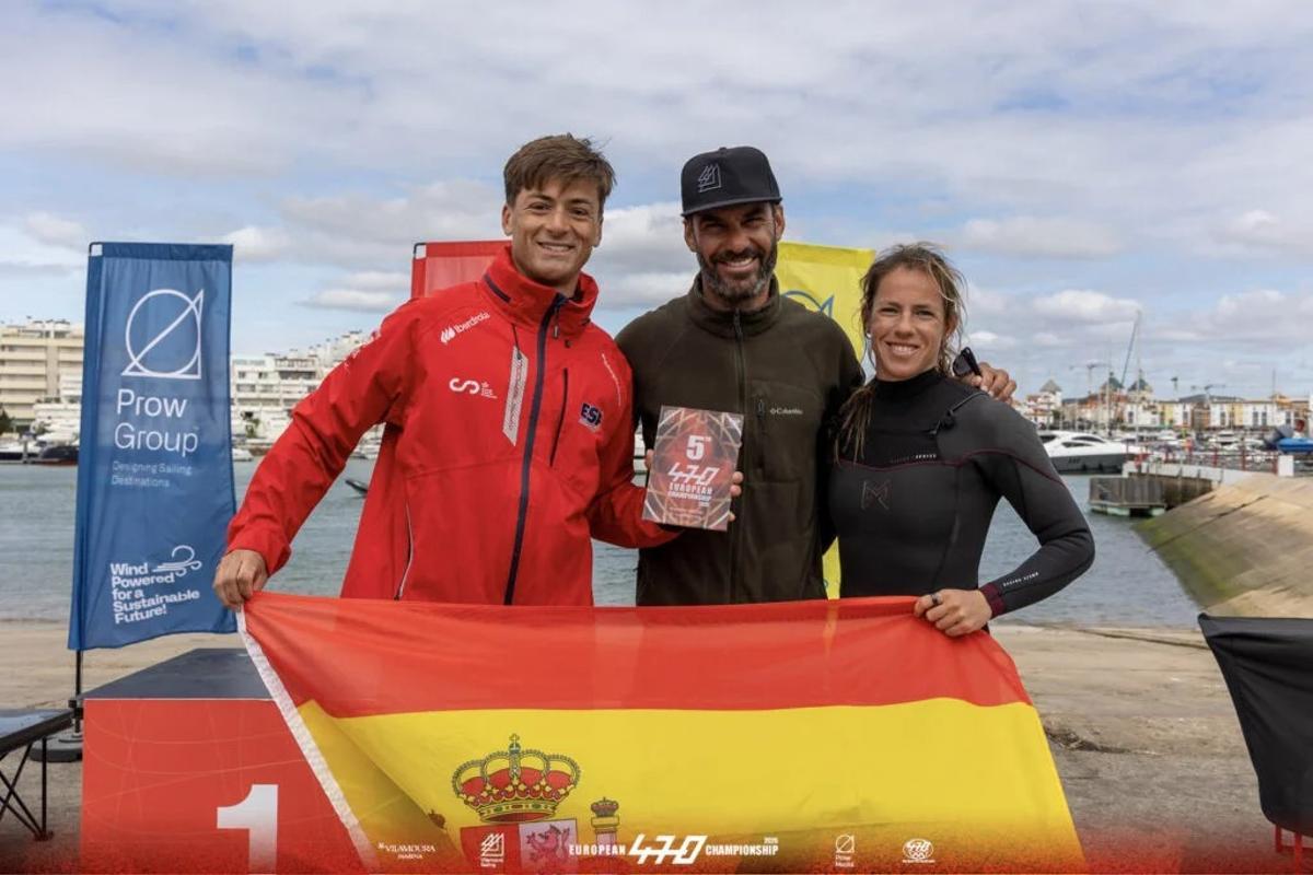 Tano de Maqua, el entrenador Juan de la Fuente y Silvia (CN s'Arenal)