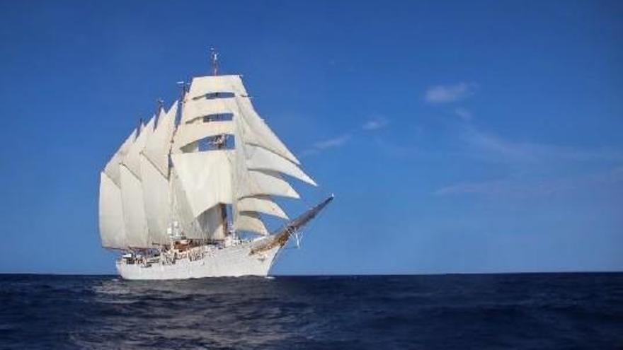 El &quot;Elcano&quot; regresa a Marín tras cruzar el Atlántico a vela