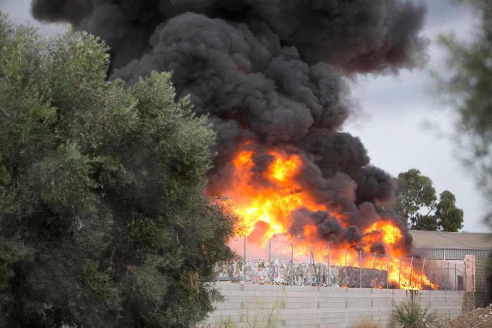 Más de una veintena de bomberos trabajaban anoche para sofocar el complicado incendio.