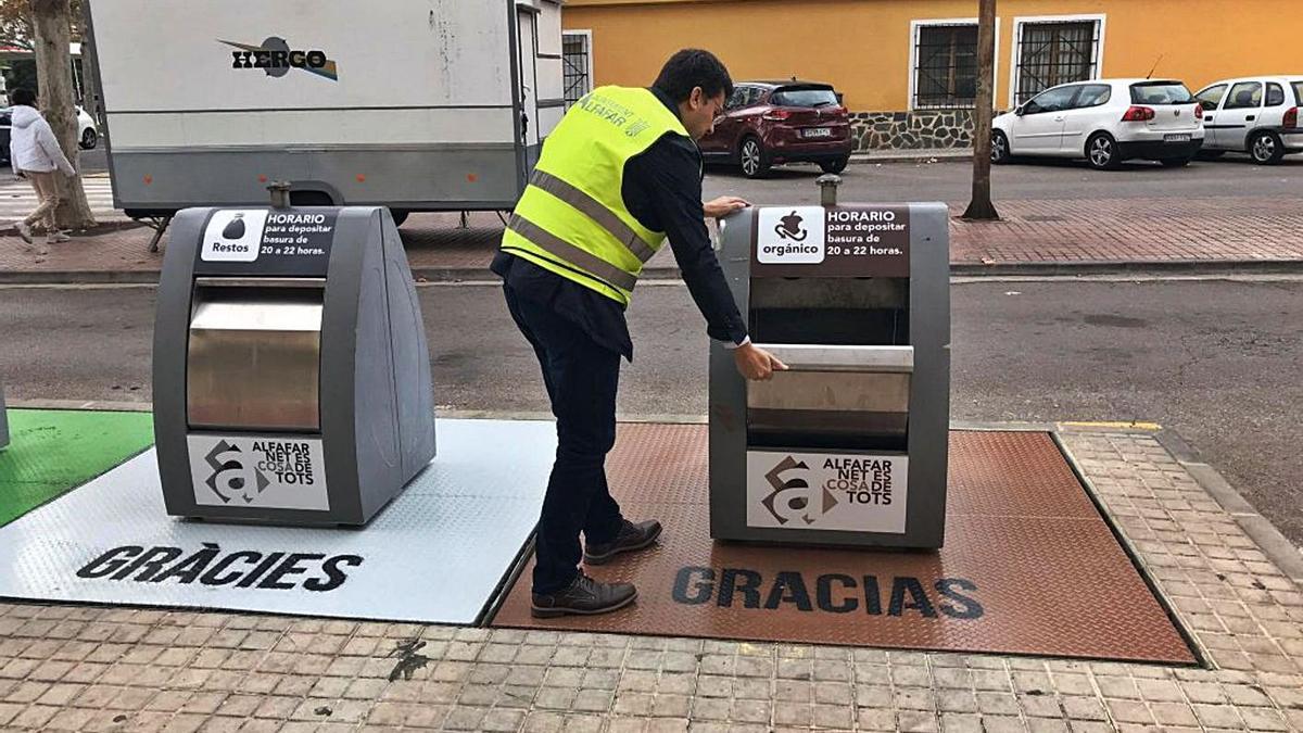 Isla de contenedores marrones enterrados en Alfafar. | L-EMV