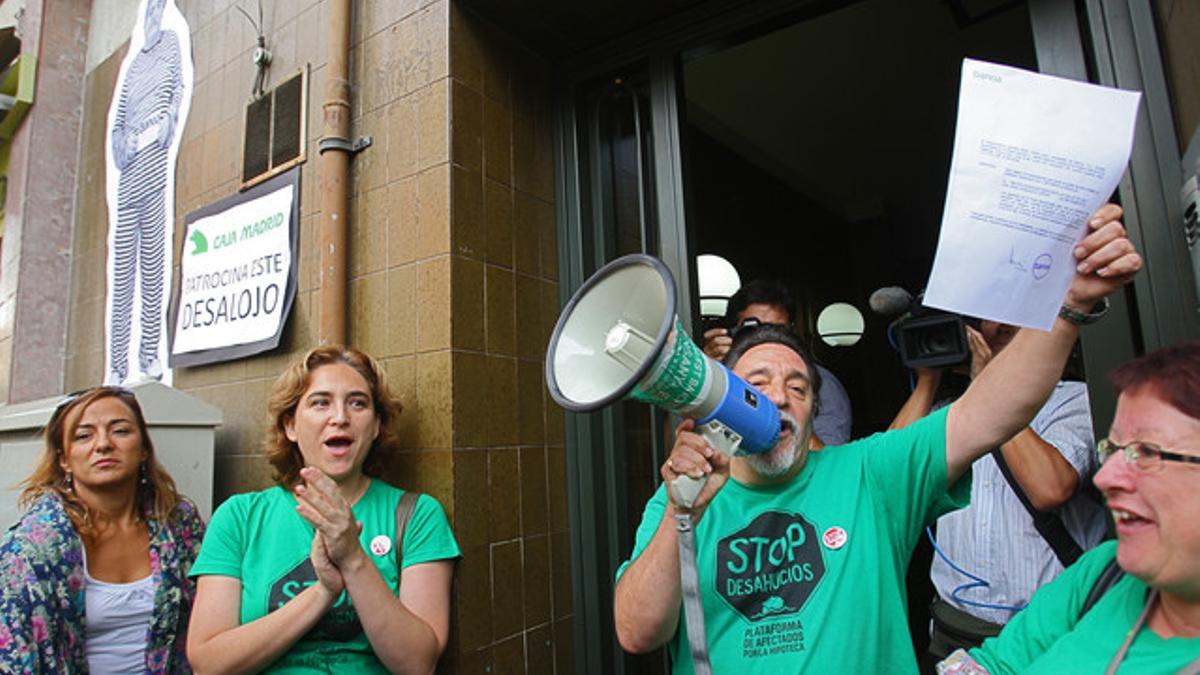 La PAH de Barcelona trata de parar el cuarto intento de desahucio de Matías, en la calle Gran de Sant Andreu, el pasado septiembre.