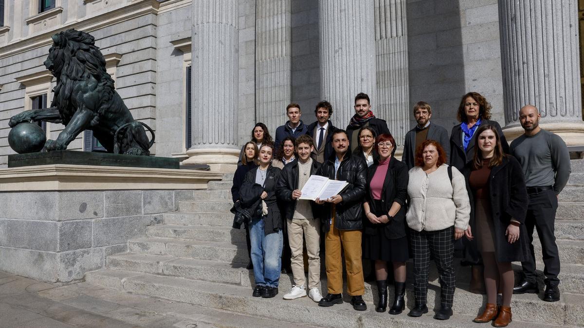 Compromís, Más Madrid, Sumar, ERC, IU, Podemos, Comuns y la Asociación Española contra las Terapias de Conversión a las Puertas del Congreso de los Diputados.
