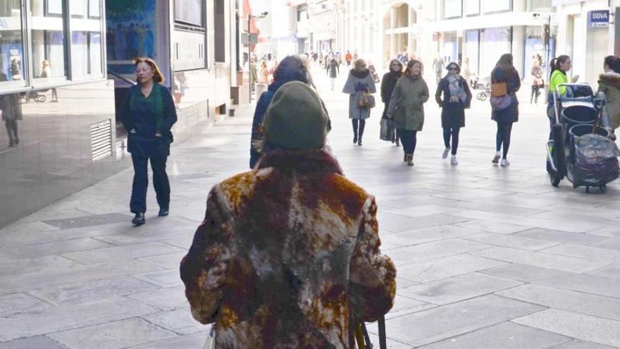 Personas abrigadas en la calle Real de A Coruña.