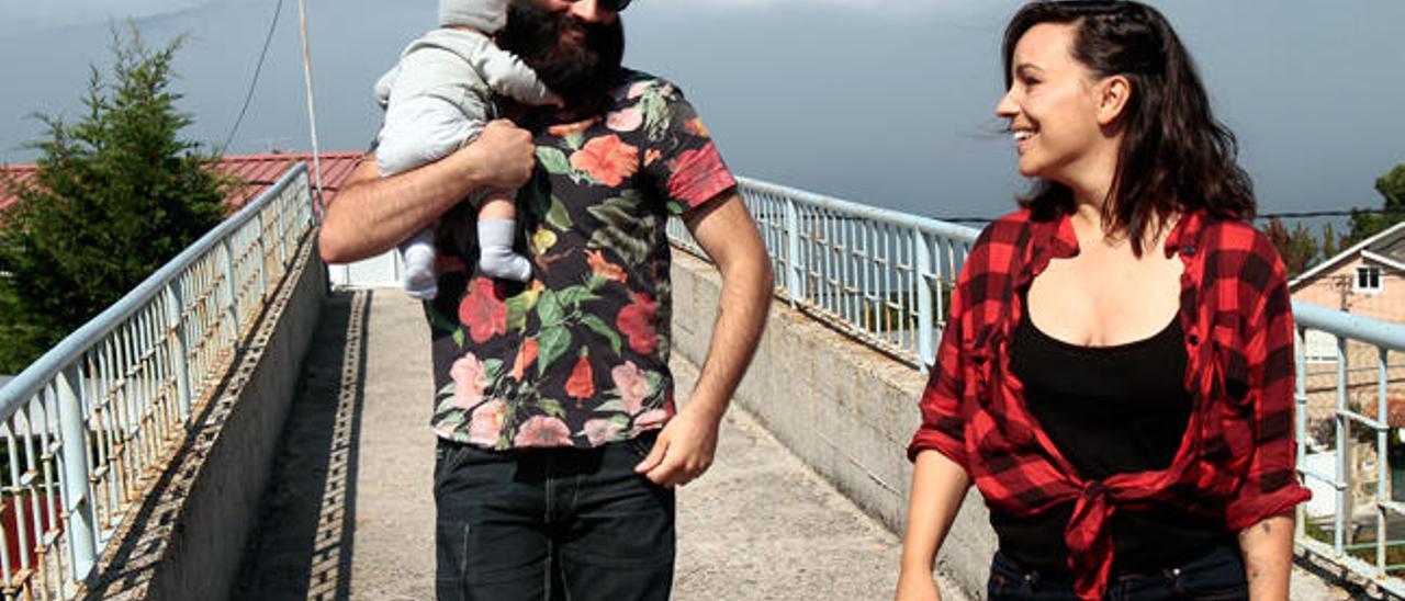 Erika Álvarez e Iván Rodríguez, con su pequeño Aiden, estos días en Vigo. // Adrián Irago