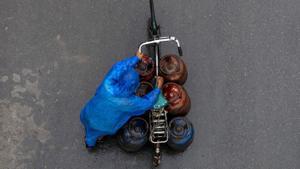 Una persona conduce una bicicleta bajo la lluvia en Katmandú, en Nepal