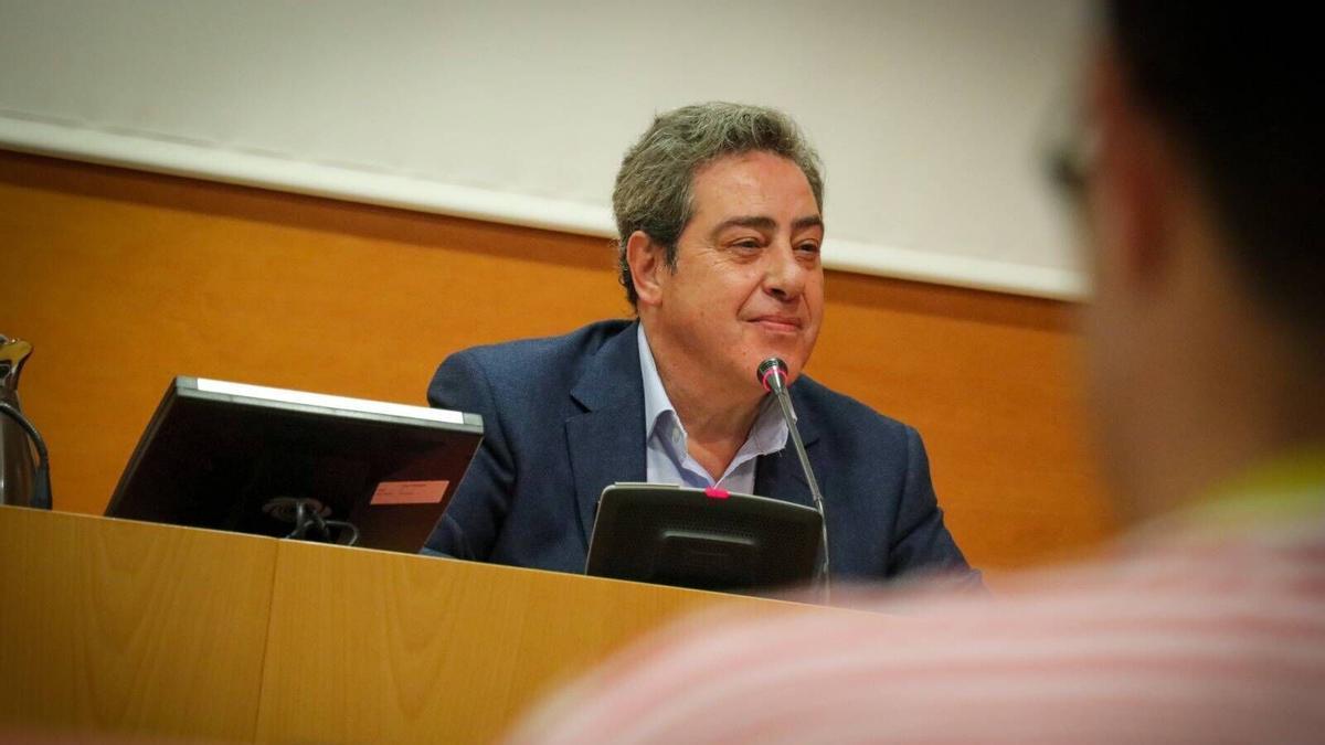 El síndic de Vox, José María Llanos, interviene en rueda de prensa en las Corts