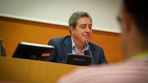 El síndic de Vox, José María Llanos, interviene en rueda de prensa en las Corts