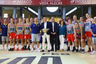 La selección española femenina de baloncesto con el alcalde de Córdoba, en imágenes