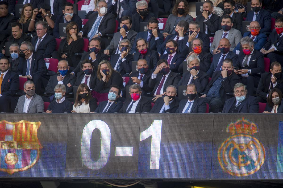 Joan Laporta y Florentino Perez en el palco del Camp Nou, con el resultado de la primera parte.