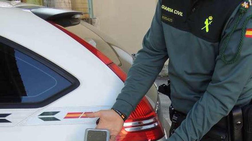 La balanza y la droga incautada. // Guardia Civil