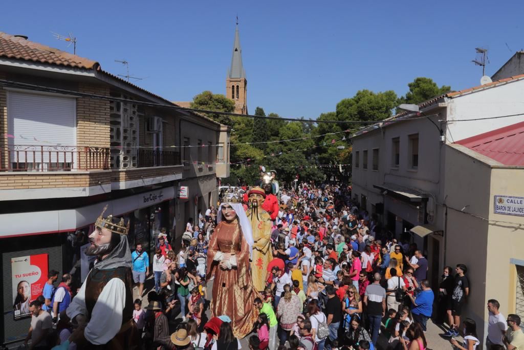 Los cabezudos recorren las calles de Garrapinillos