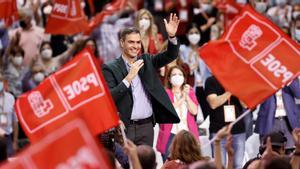 El presidente del Gobierno y Secretario General del PSOE, Pedro Sanchez, saluda ante el Plenario en la clausura del 40 Congreso Federal del partido que se ha celebrado en Valencia