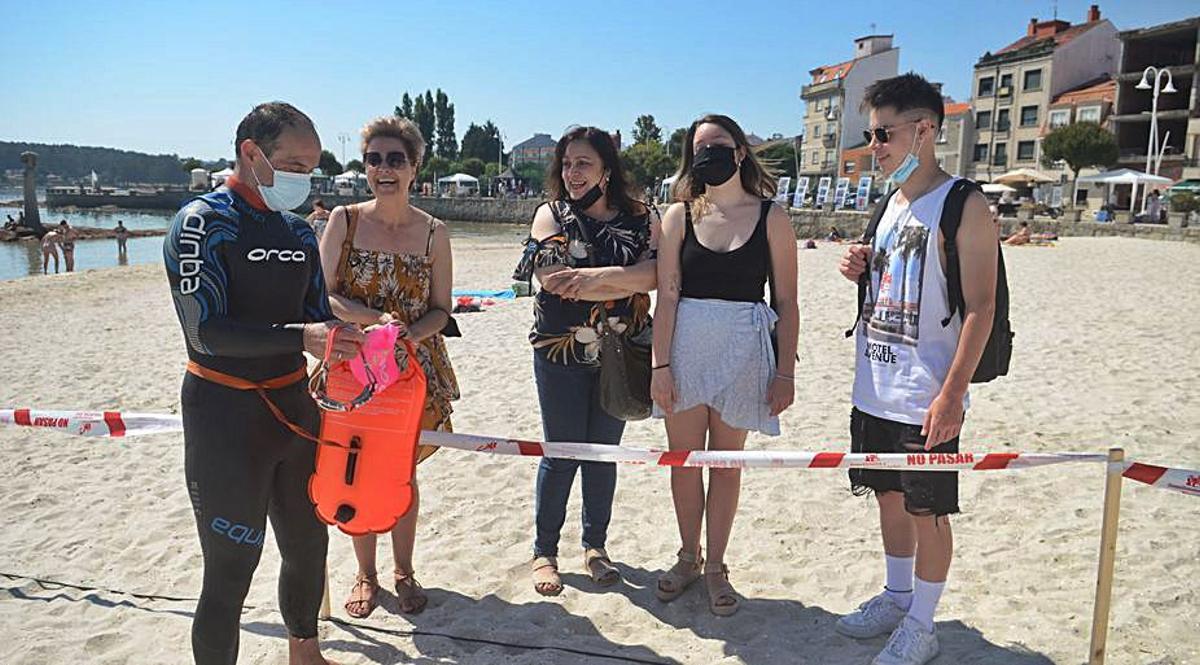 La playa de Confín se convirtió en el punto de inicio y final de los participantes que estuvieron apoyados en todo momento por sus familiares. |  // NOÉ PARGA