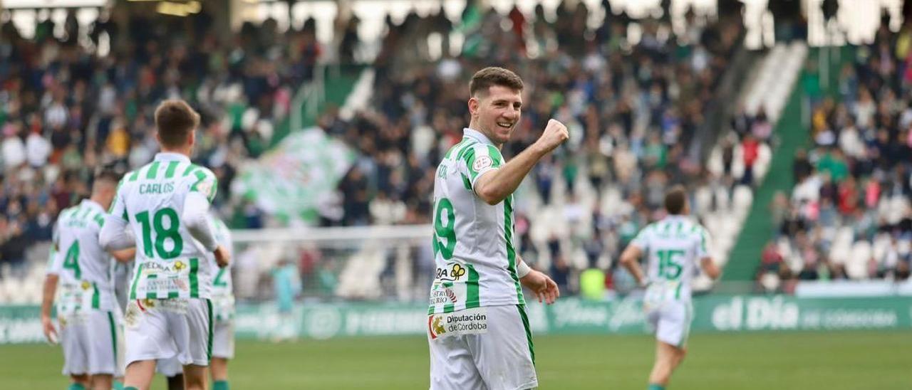 Alberto Toril celebra su gol al Intercity, este sábado, en El Arcángel.