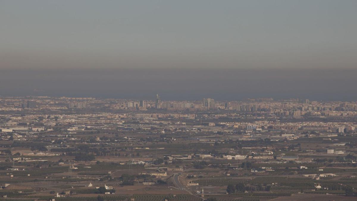 La contaminación envuelve la 
ciudad de València (con el mar
al fondo) durante el 
día de ayer.  f.bustamante