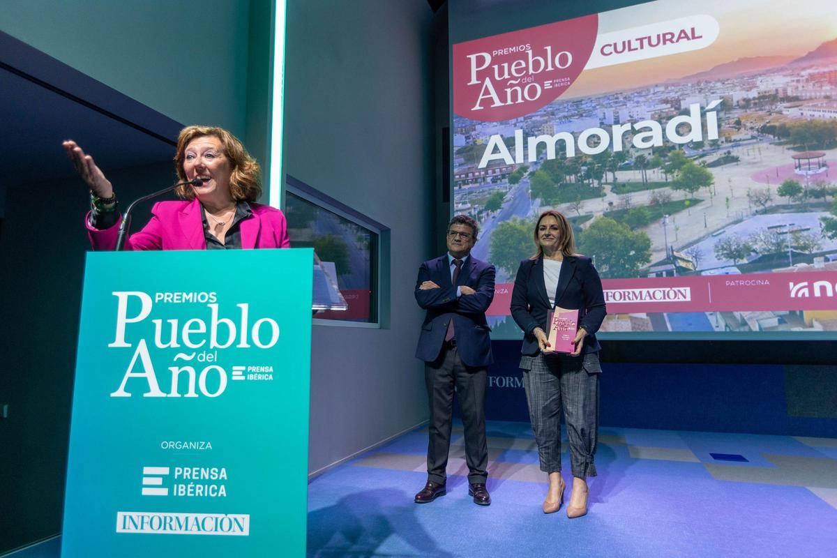 María Gómez, alcaldesa de Almoradí, agradece el reconocimiento.