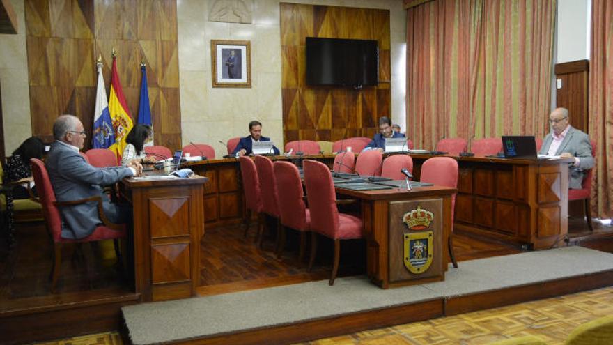 Momento del pleno extraordinario celebrado ayer en el Cabildo de La Palma.