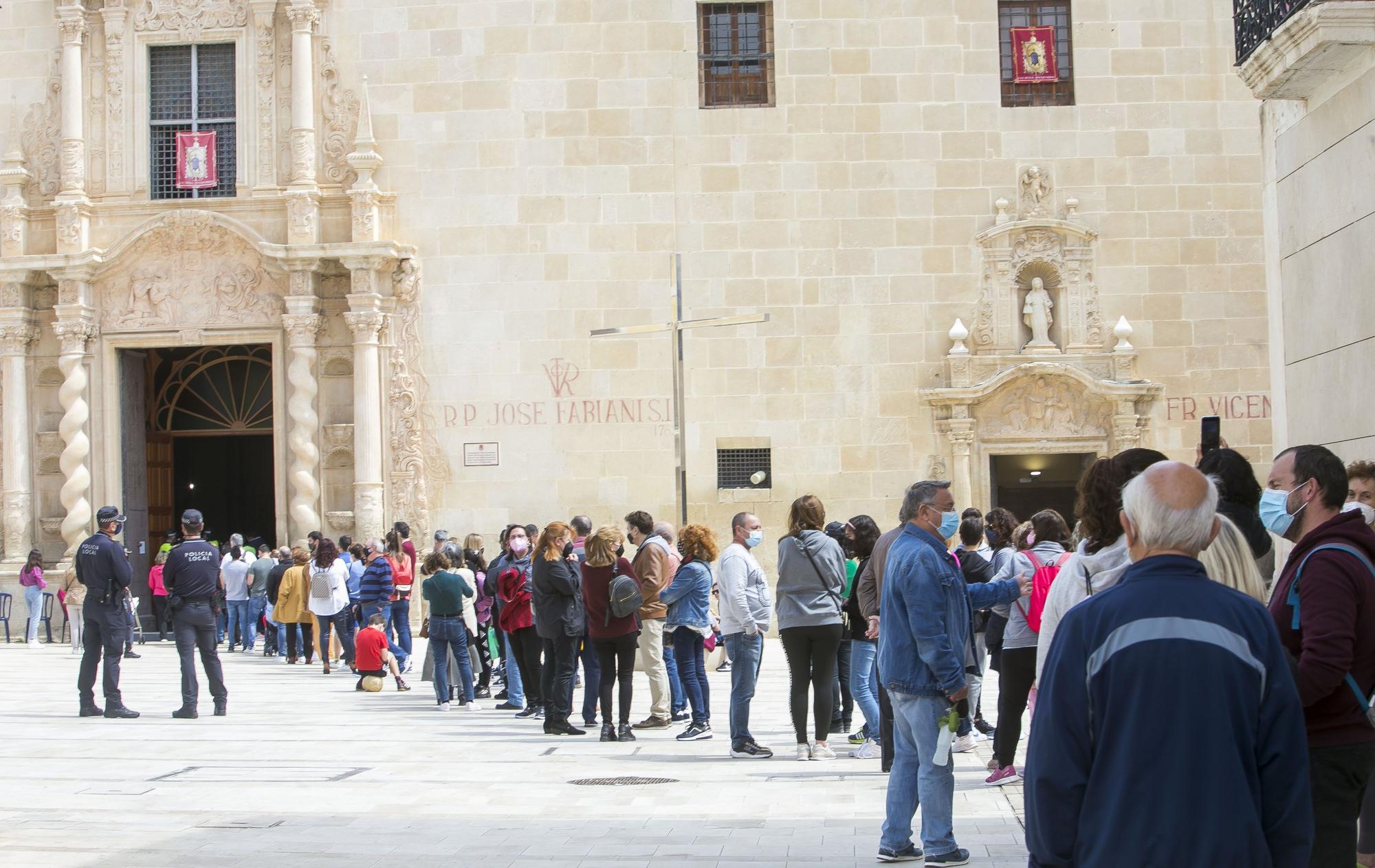 Largas colas en Santa Faz durante el domingo