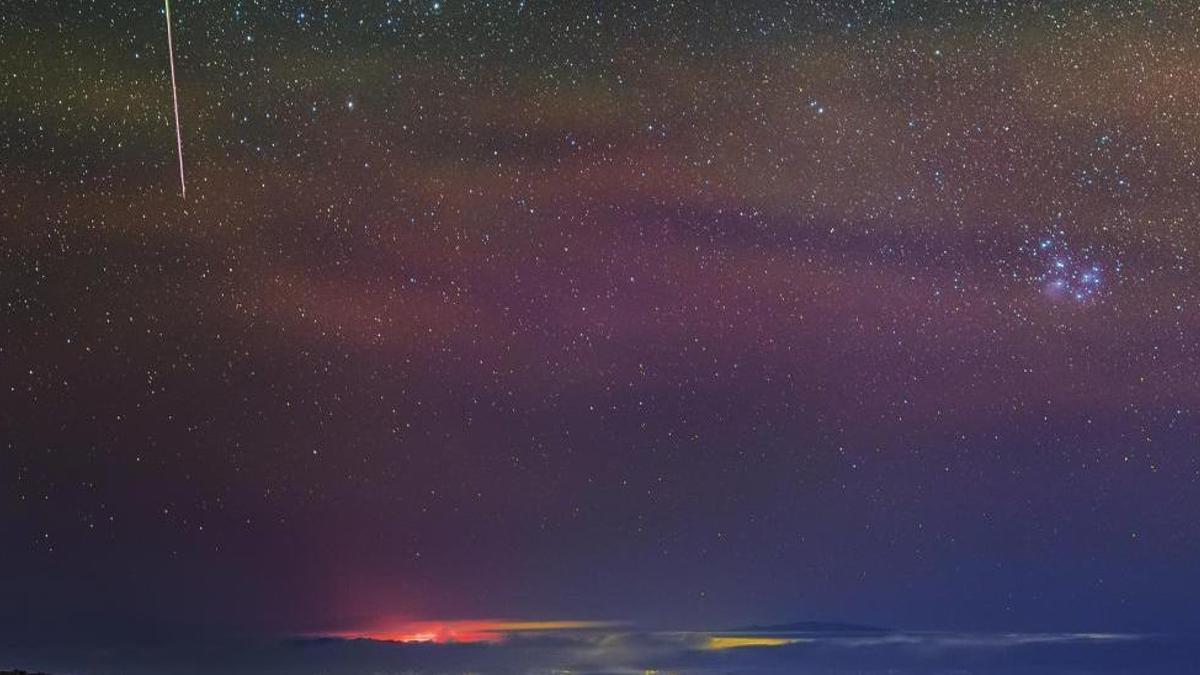 Un meteoro de las Gemínidas captado el pasado año con el volcán de La Palma de fondo.