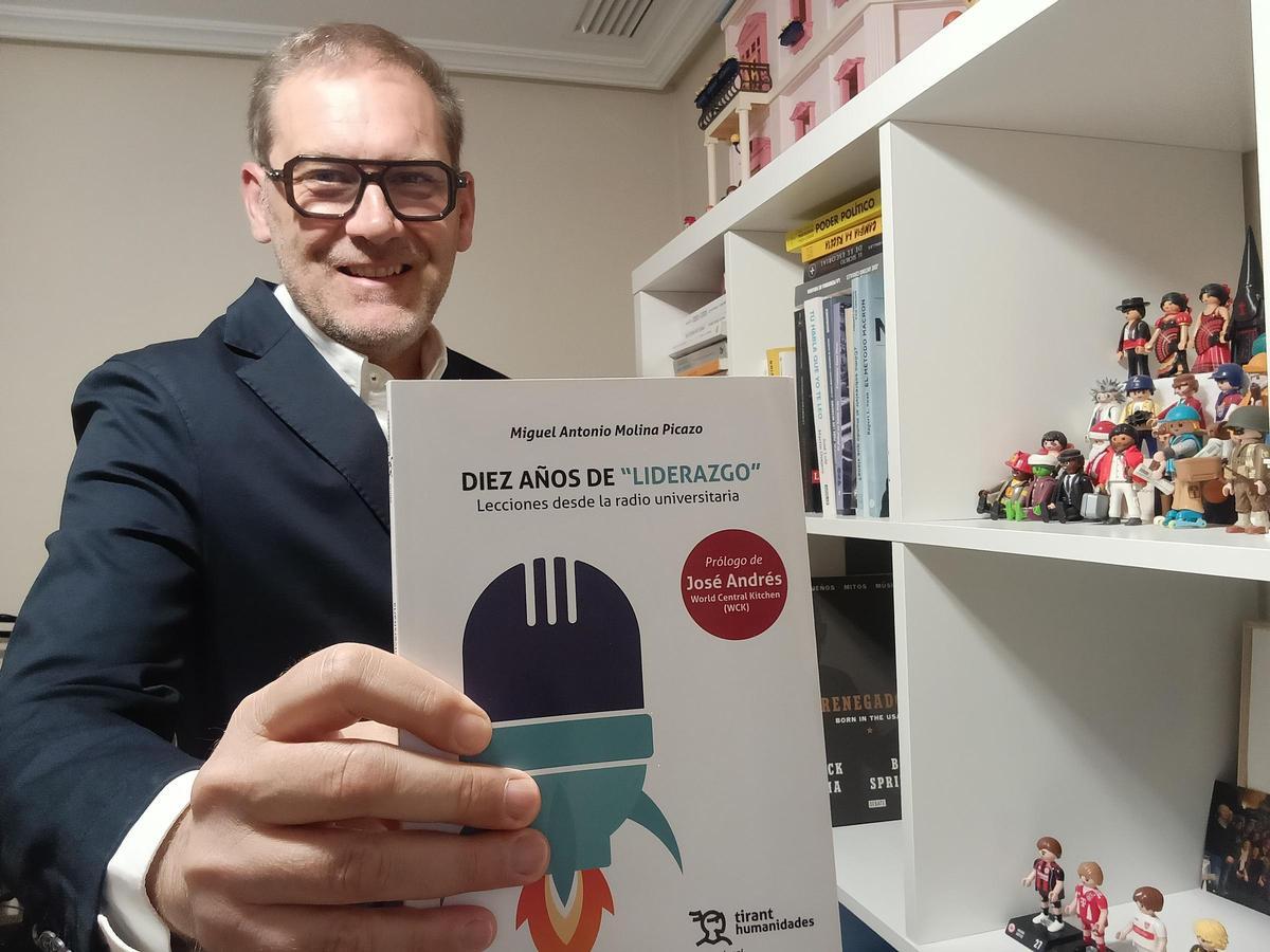 El periodista y profesor de la UMH de Elche Miguel Molina con un ejemplar de su nuevo libro sobre liderazgo