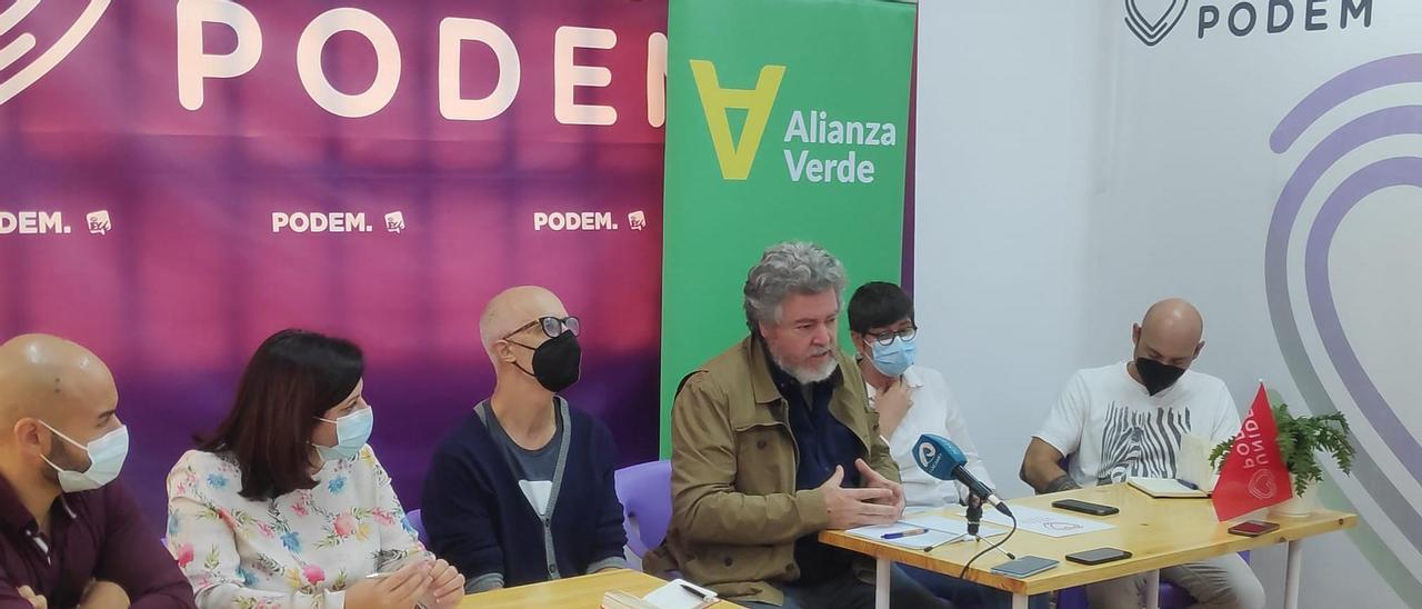 Juantxo López de Uralde toma la palabra en la presentación de Alianza Verde, sentado junto a Julià Álvaro, Pilar Lima, Txema Guijarro, Estefanía Blanes y Xavier López.