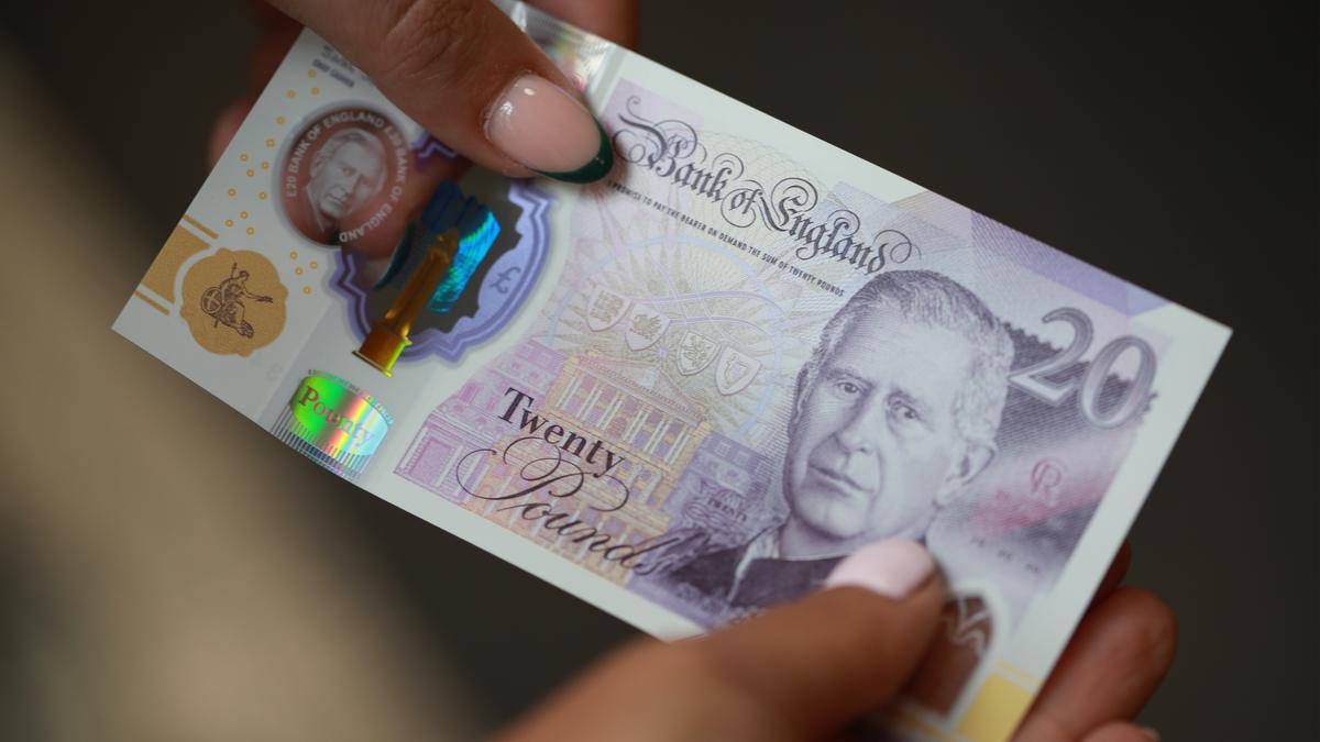 Los nuevos billetes con el rostro del rey Carlos III del Reino Unido entraron este miércoles en circulación.