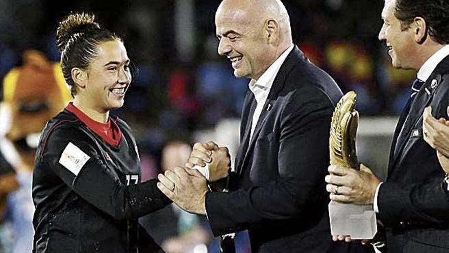 Infantino, presidente de la FIFA, entrega el guante de oro a Coll.