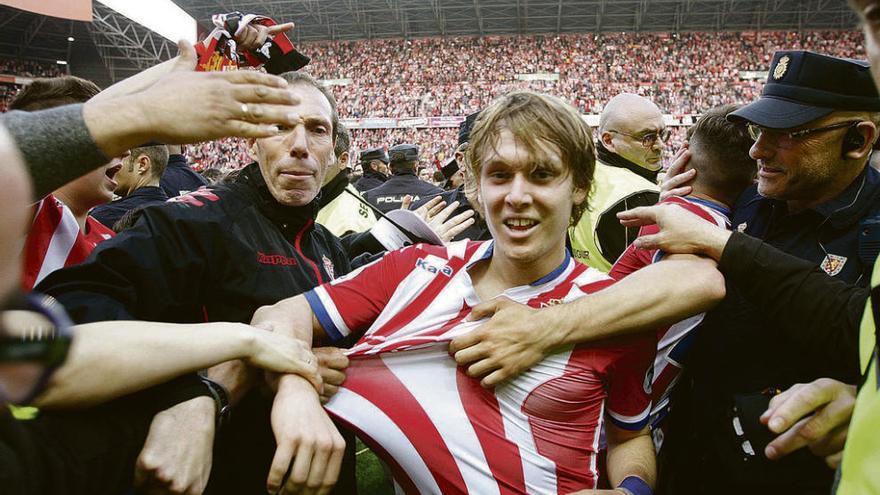 Halilovic es sujetado por la camiseta durante los actos de celebración de la permanencia en Primera.