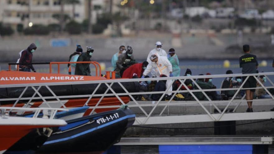 Llegada de una patera el puerto de Los Cristianos.