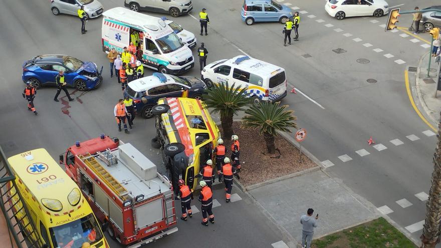 FOTOS | Una ambulancia vuelca en la calle General Riera de Palma tras chocar contra un coche