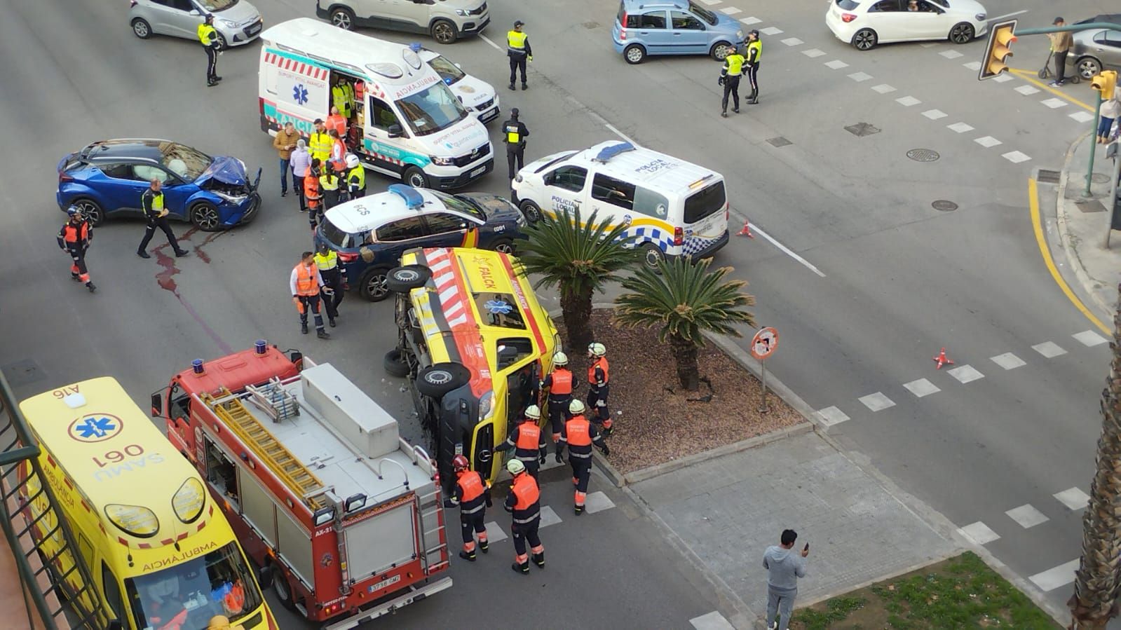 Una ambulancia vuelca en la calle General Riera tras chocar contra un coche