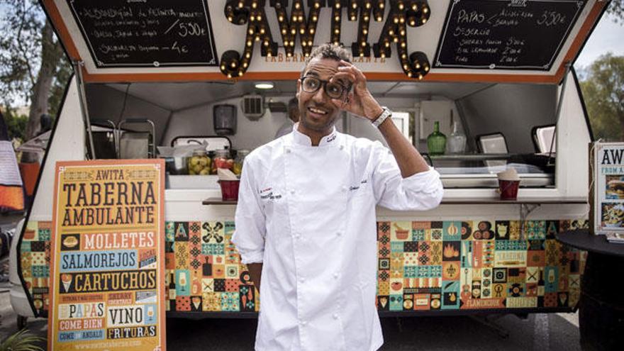 El cocinero y cheff del evento Food Tour Itinerante &quot;Plate Selector Food Tour&quot;, Johann Wald, posa ante una de las caravanas itinerantes de comida callejera conocidas como &quot;Food Trucks&quot;, este fin de semana en Málaga.