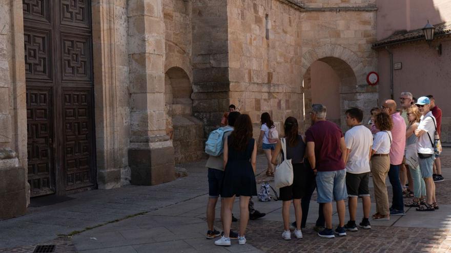 Un grupo de turistas atiende a las explicaciones de un guía en Zamora.