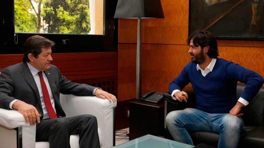 Javier Fernández -izquierda- y Enrique Riestra, ayer, durante su reunión en Oviedo.