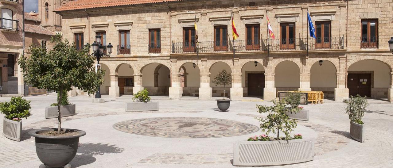 Imagen del mosaico de la Virgen de la Vega en el centro de la plaza Mayor, que será desmontado y trasladado debido a su estado de deterioro.