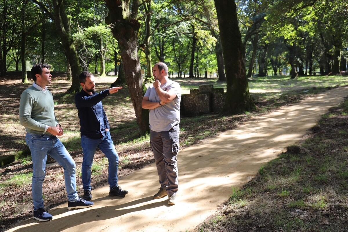 Visita del regidor, Gonzalo Louzao, izquierda, a la Carballeira Municipal da Estrada