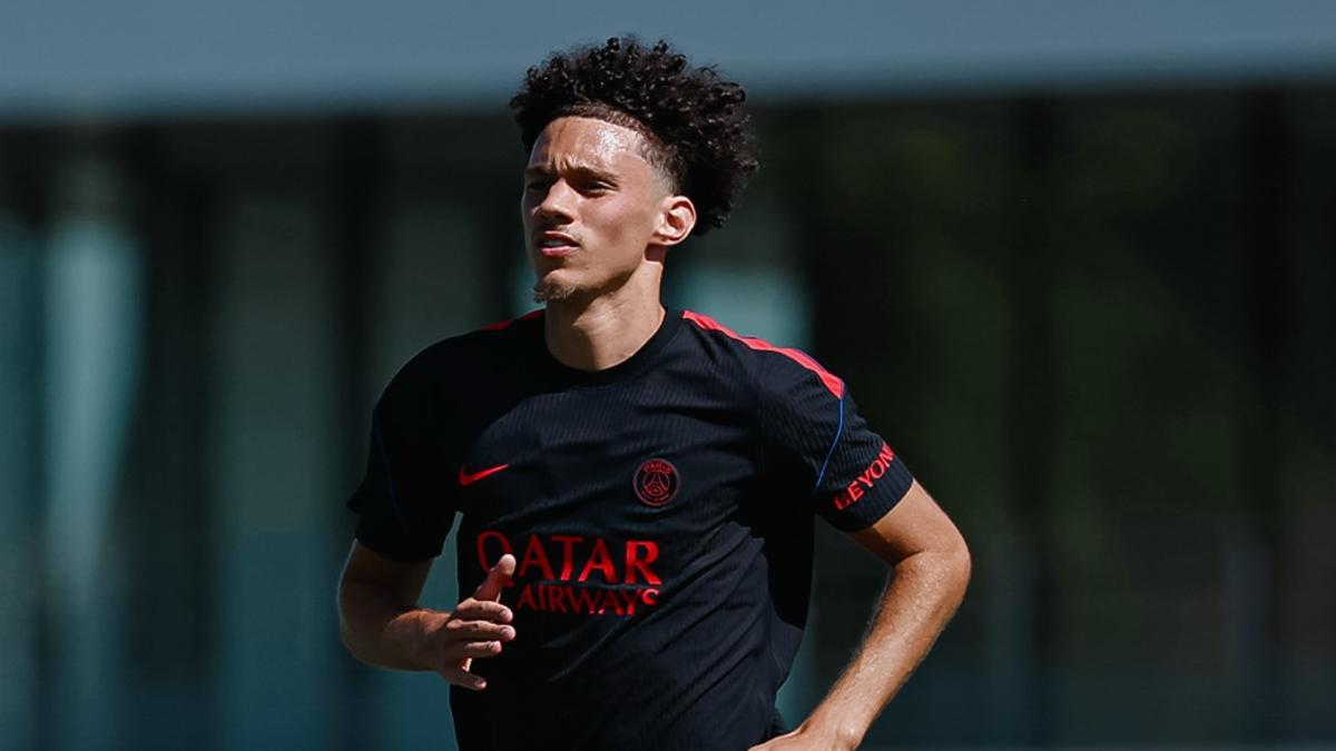 Maghnes Akliouche, durante un entrenamiento con el PSG