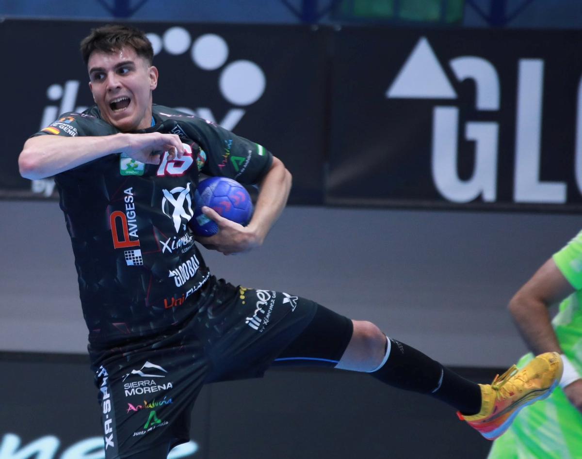 Lucas Aizen controla el balón.