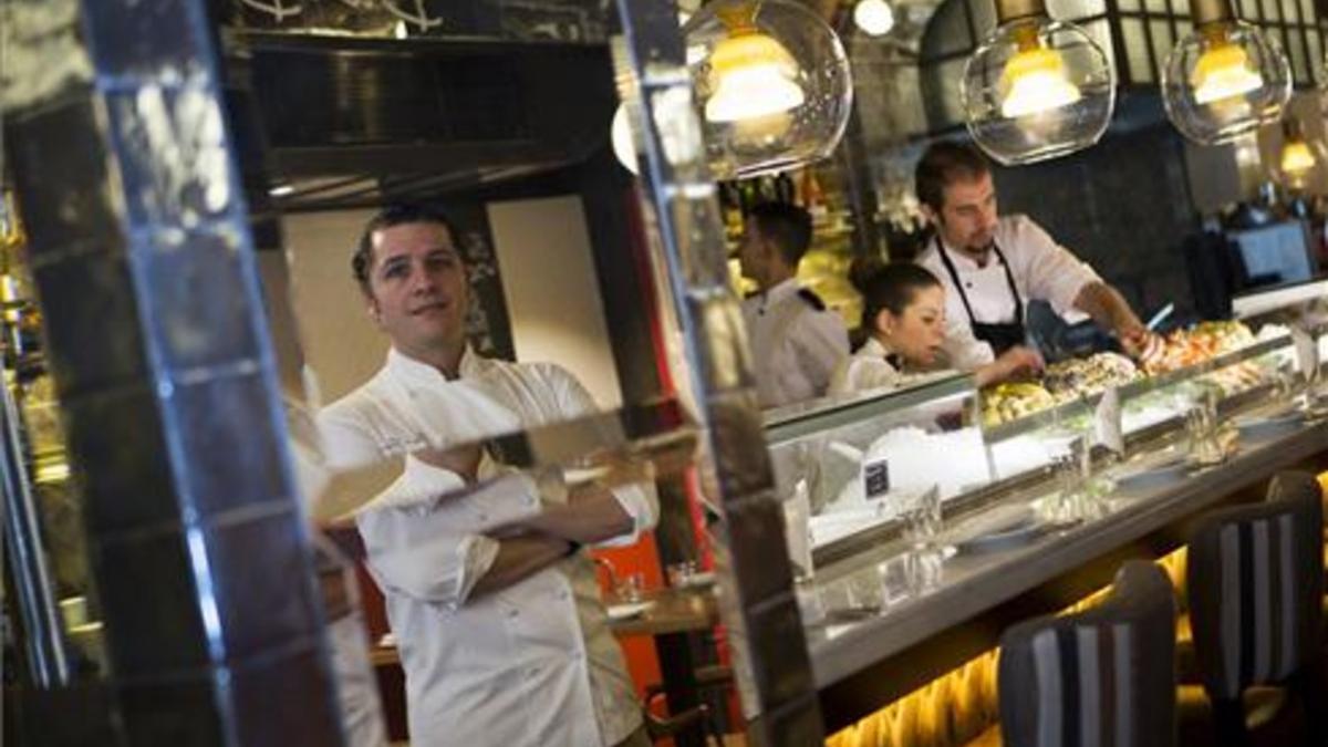 Enrique Valentí, en la barra de Bar Bas. Foto: Albert Bertran