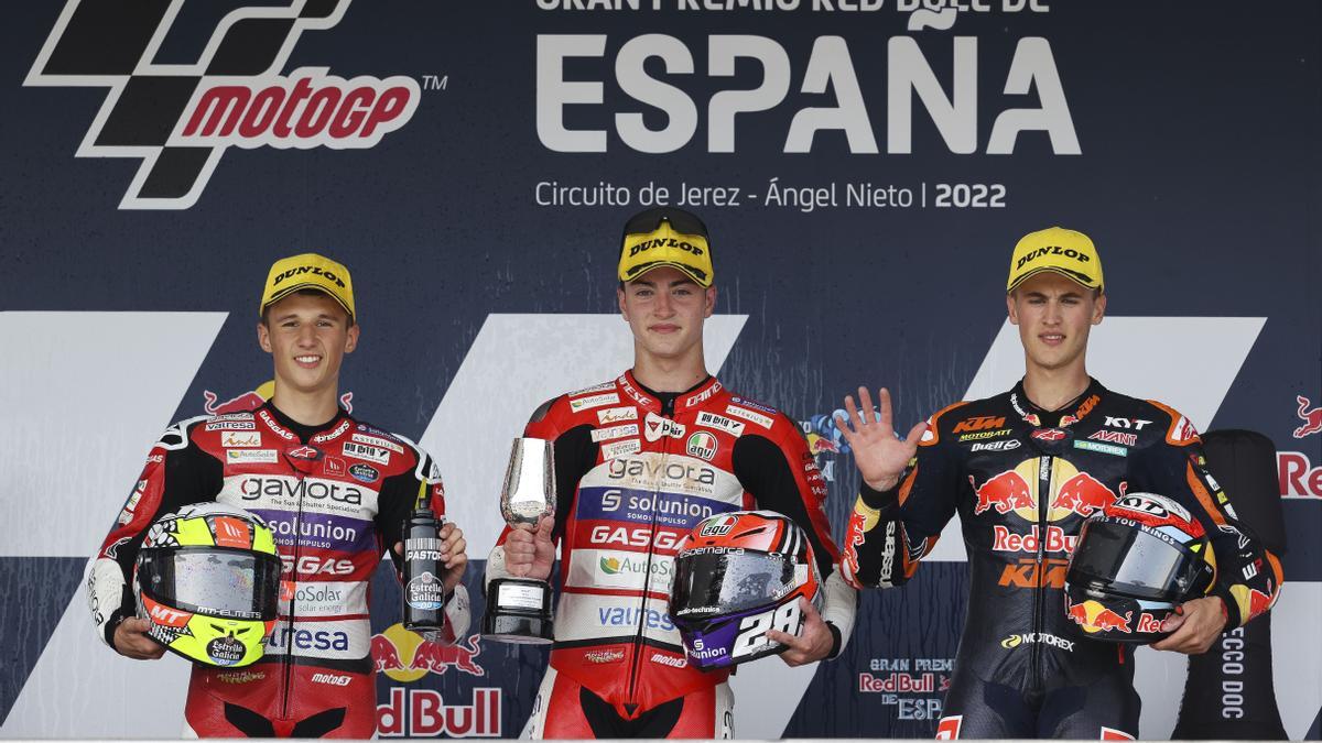 El piloto español de Moto3 Izan Guevara (c) celebra su victoria en el podio junto a su compañero de equipo, el burrianense Sergio García (i).