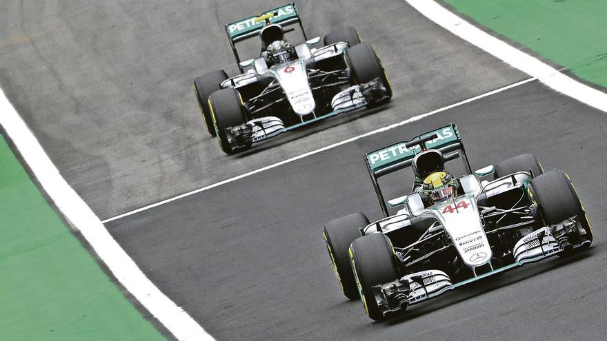 Lewis Hamilton, en primer término, y Nico Rosberg, a los mandos de sus Mercedes en el pasado GP de Brasil.