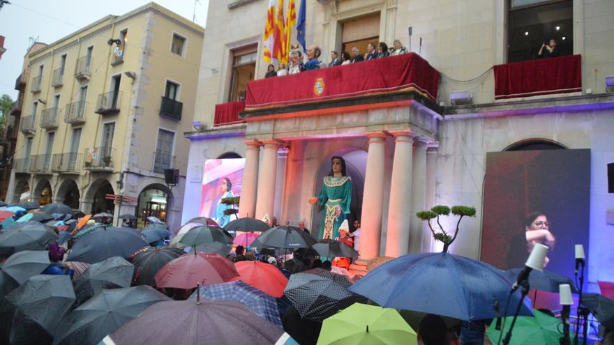 La pluja remulla de bon ambient el pregó geganter de la Santa Creu de Figueres