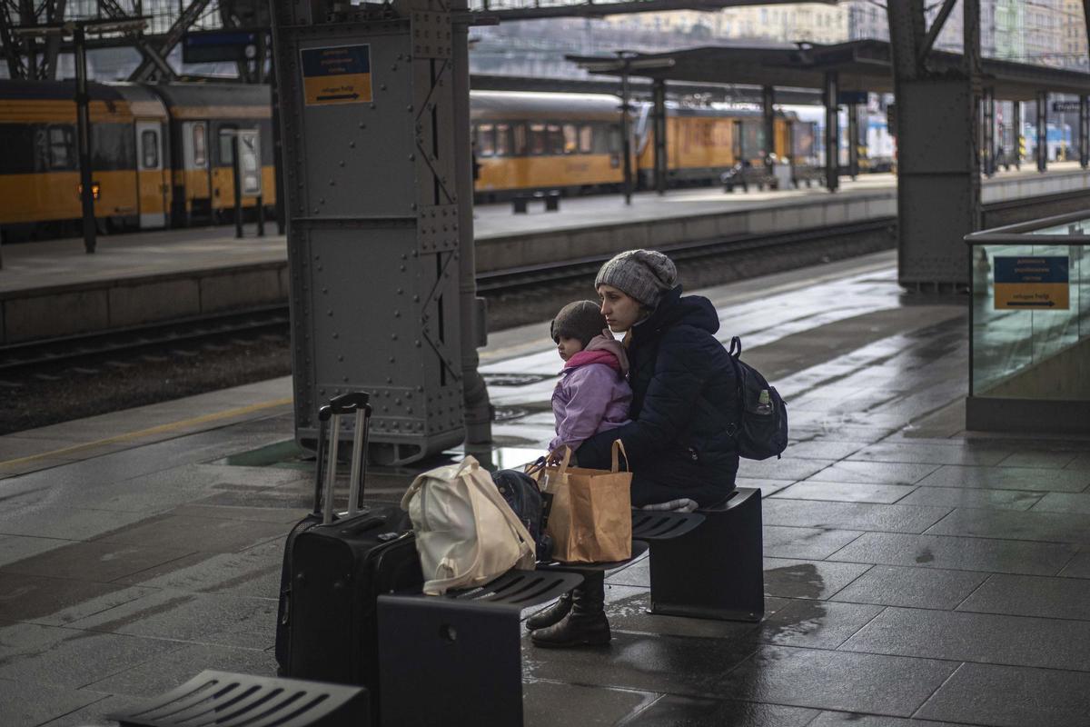 Un sanitario hace un reconocimiento médico a un niño en un centro habilitado para refugiados ucranianos en Praga. EFE/EPA/MARTIN DIVISEK