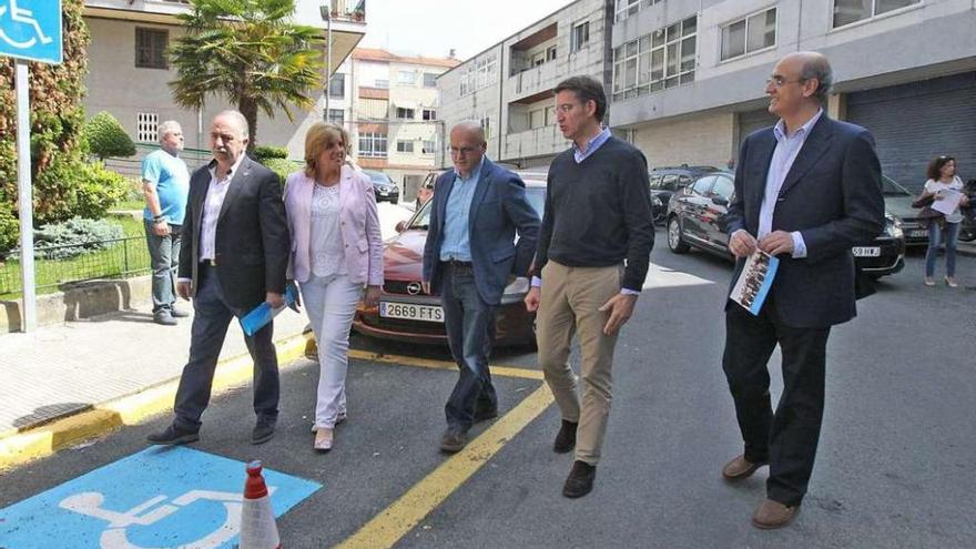 Feijóo, junto a Baltar, durante una visita ayer al municipio ourensano de Barbabás.