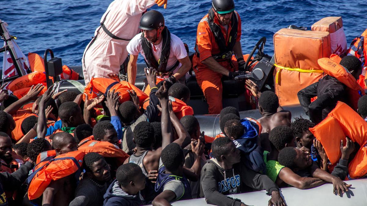 Miembros del equipo de MSF en el 'Bourbon Argos' distribuyen chalecos salvavidas durante el rescate en aguas del Mediterráneo, este martes.