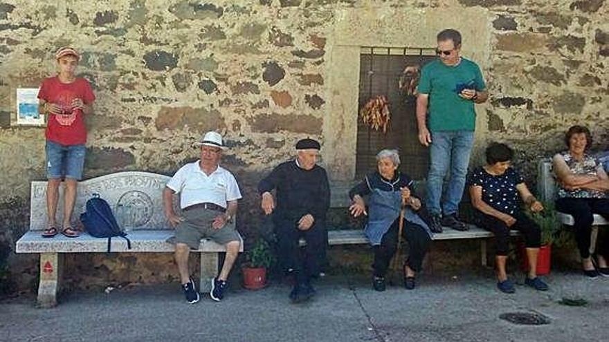 Aficionados de todas las edades al paso de la carrera por Figueruela de Abajo.