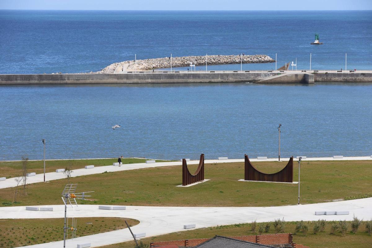Vistas del paseo de Naval Azul en la parcela del Ayuntamiento en Naval Gijón.
